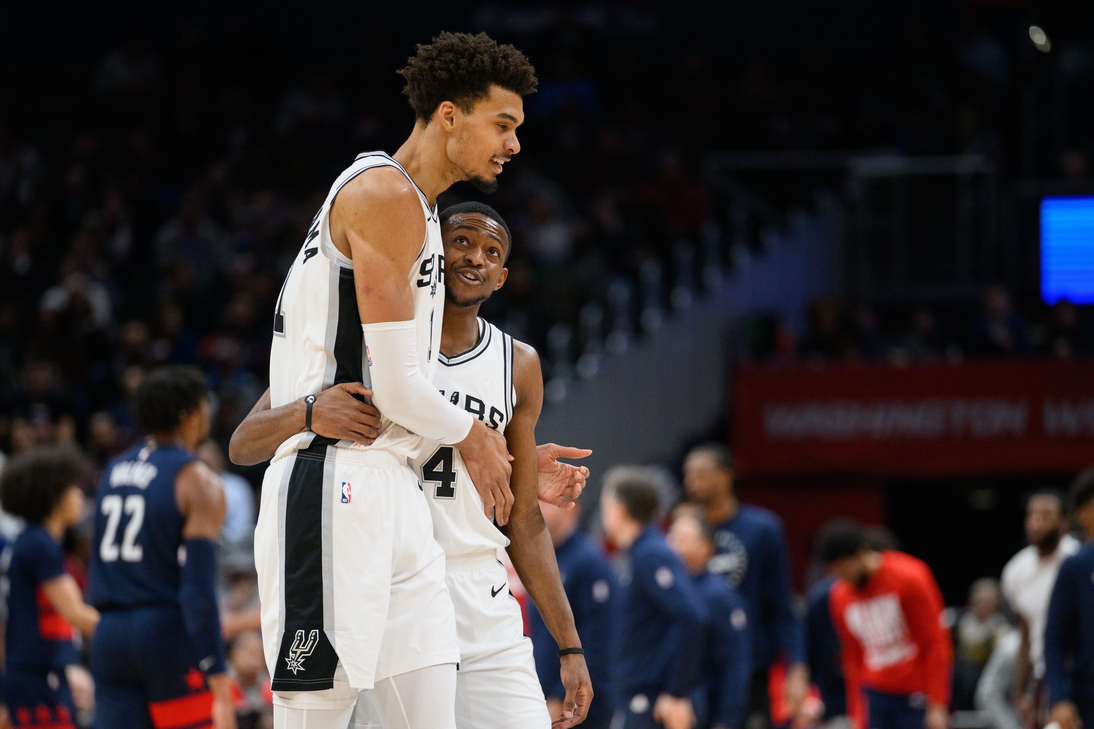里程碑夜!多伦多猛龙防线松动,NBA总决赛集结日刷纪录,气氛紧张,团队化学反应显著 里程碑夜!多伦多猛龙防线松动,NBA总决赛集结日刷纪录,气氛紧张,团队化学反应显著